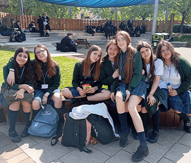 Grupa studentów wyjeżdżających na kurs językowy za granicą